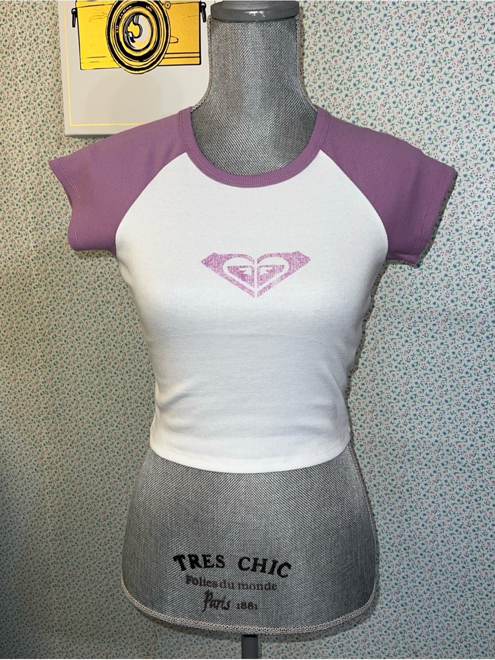 Roxy Women's White Purple Ribbed Cropped Raglan Baby Tee Graphic Front M NWT